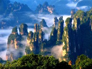 张家界-袁家界-天子山-金鞭溪-十里画廊-矮寨奇观(矮寨大桥/悬崖玻璃栈道)凤凰双飞6日游