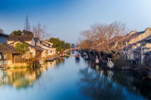 【快乐迪士尼】华东三市(上海/杭州/湖州)+双乐园+乌镇2飞6日游